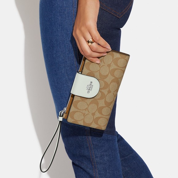 NWT Coach Outlet Tech Wallet In Colorblock Signature Canvas - Picture 2 of 4